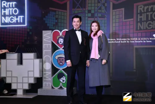 ▲伊正（左）和妻子鄒琳（Lisa，右）一起來參加陳漢典與Lulu的婚禮。（圖／記者林柏年攝）