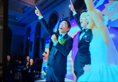 ▲吳宗憲（左起）擔任陳漢典、Lulu的婚禮證婚人，一起擺出《綜藝大熱門》的動作，笑言感覺像在錄節目。（圖／記者林柏年攝）