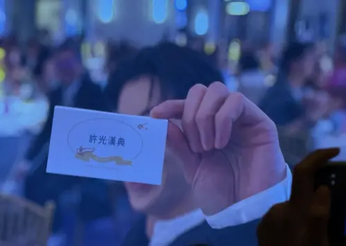 ▲許光漢（如圖）秀出寫著「許光漢典」的名牌。（圖／記者蘇詠智攝）