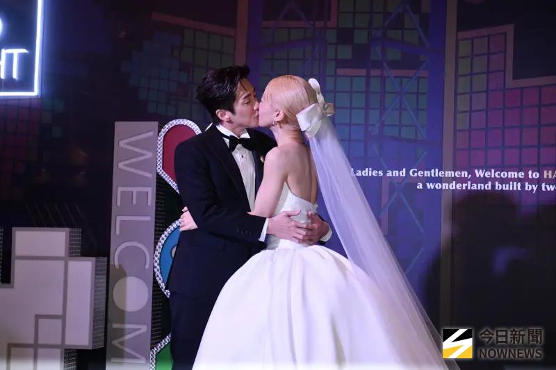 ▲陳漢典（左）、Lulu（右）今晚席開70桌，婚宴16道菜色曝光超豐盛，像是汾酒覉香美國牛腱、果木燒櫻桃鴨、金酸湯奶油焗海岩龍蝦全都吃得到。（圖／記者林柏年攝影）