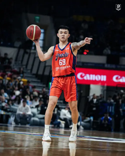 ▲領航猿盧峻翔在最後一波進攻中展現大心臟，無視防守壓力命中致命中距離，並隨即比出招牌「手錶」手勢宣告比賽結束。（圖／領航員提供）