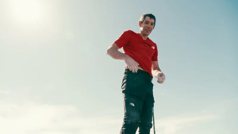 ▲霍諾德黑色「戰褲」藏服裝師的小巧思，特地縫上魔鬼氈有原因。（圖／Netflix提供）