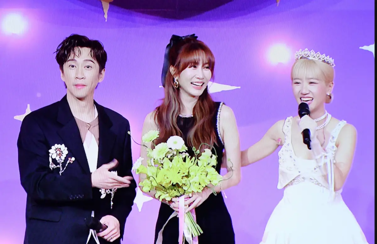 ▲曾莞婷（中）在Lulu（右）與陳漢典（左）的婚禮上抽中捧花，後來還被阿Ken主動提要成為新的緋聞對象選擇，切割之前老是被連在一起的安心亞，聽得曾莞婷直呼「先不要」。（圖／記者林柏年攝）