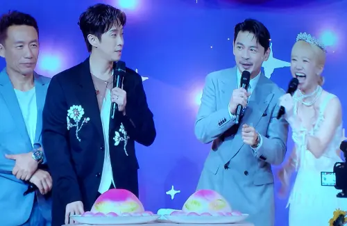 ▲阿Ken（右二）在Lulu（右一）與陳漢典（右二）婚禮上慶祝48歲生日，竟主動切割之前的緋聞對象安心亞。（圖／記者林柏年攝）