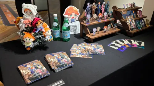 ▲《健康公關部》展覽舉辦期間正巧碰上耶誕節，有粉絲將「阿邁」娃娃裝飾在耶誕樹上。（圖／記者徐筱晴攝2025.12.19）