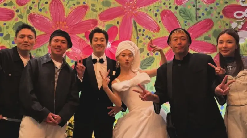 ▲Lulu（右三）驚喜以「洗完澡」的樣貌送客，她事前也預告：「絕對不會有新娘這麼做。」（圖／春風IG ＠911_eo）