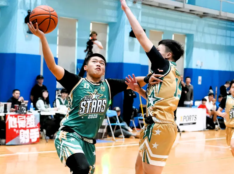 ▲U15明星綠隊李品洋（左）上籃製造犯規完成「三分打」。（圖／U19籃球聯盟提供）