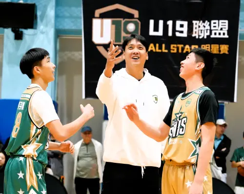 ▲台灣籃壇的「少俠」田壘替明星賽開球。（圖／U19籃球聯盟提供）