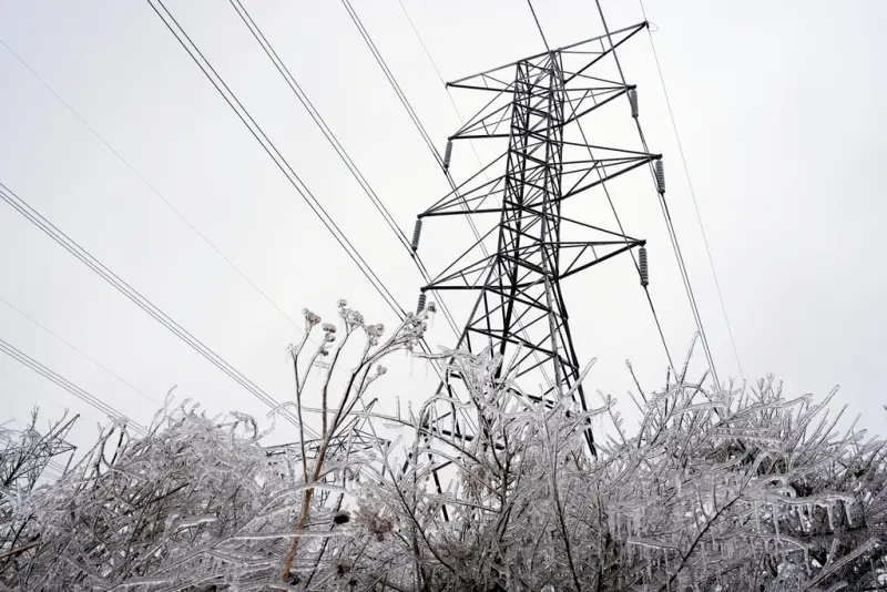 華府及17州緊急狀態!冬季風暴釀百萬戶停電、1.7萬航班取消 ▲大規模強烈冬季風暴本週末橫掃美國,重創電力、交通系統,超過100萬戶家庭停電,逾1.7萬架次航班被取消,華府及17個州進入緊急狀態。圖為田納西州。(圖/美聯社/達志影像)