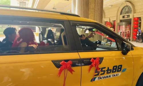 ▲Lulu昨日的送嫁車隊是55688計程車，由爸爸親自擔任駕駛。（圖／55688集團提供）