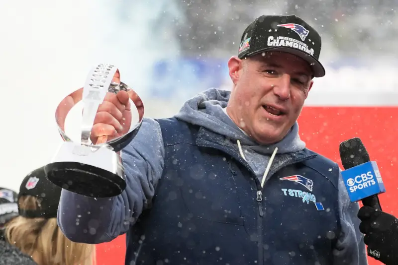 ▲愛國者總教練弗拉貝爾（Mike Vrabel）率隊寫下歷史，不僅達成單季客場9勝0敗的完美紀錄，更帶領球隊從去年的13敗谷底翻身殺進超級盃。（圖／美聯社／達志影像）