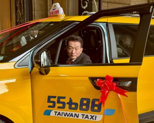 ▲Lulu的爸爸（中）是55688計程車司機，從業將近20年。（圖／55688集團提供）