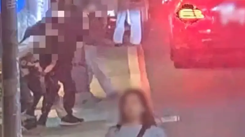 ▲台北市大安區一名王姓男子當街遭到嫌犯持空氣槍、刀械恐嚇。（圖／翻攝畫面）