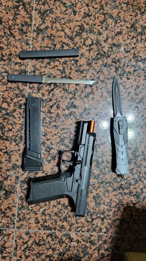 ▲警方查扣刀械2把及空氣槍1把等相關證物。（圖／翻攝畫面）