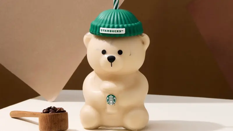 ▲周一「星巴克買一送一」大杯美式57.5元、星冰樂62.5元咖啡優惠，最便宜買法推薦菜單；全球爆紅缺貨Bearista熊熊玻璃杯1月28日台灣開賣。CAMA CAFE領券2杯88折。（圖／星巴克starbucks FB）