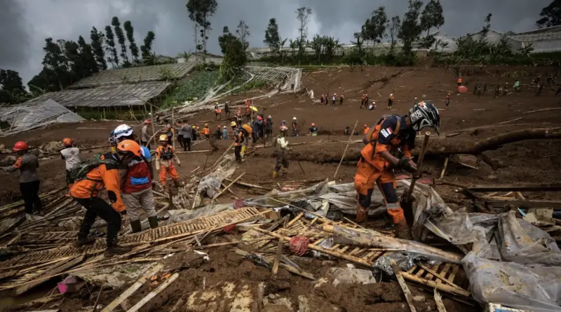 ▲印尼土崩造成多人死傷。（圖／翻攝自臉書）