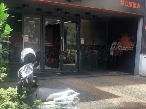 ▲網紅「館長」陳之漢經營的健身房「成吉思汗」林口店大門遭陳男砸毀。（資料照／記者爆料網）