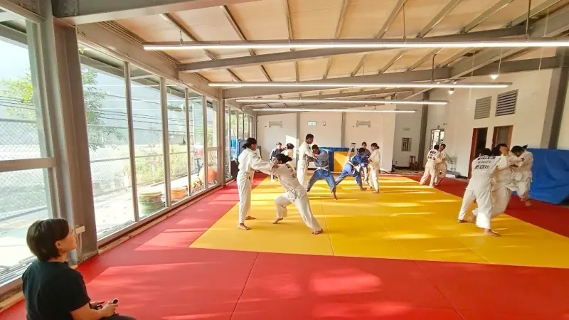 ▲ 「組合屋汛期臨時多功能安置處」平時作為傳承柔道精神的競技場，一旦進入汛期或遭遇天災，可迅速轉化為安全避難據點。（圖／高市府教育局提供）