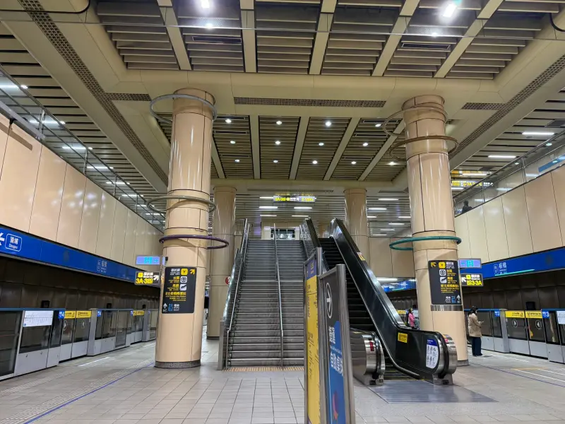 ▲1名男子涉嫌在台北捷運站內連續縱火，警方到場調查。圖為示意畫面。（圖／資料照）