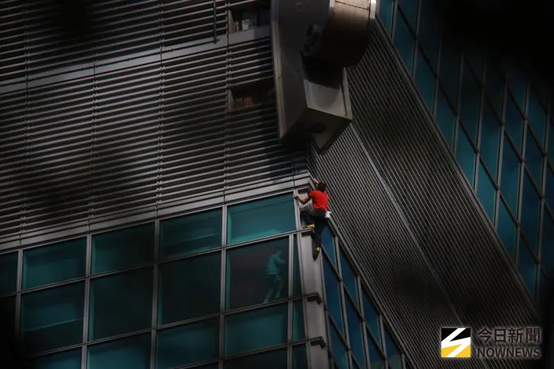 ▲在昨天早上9點43分左右，美國的徒手攀岩（Free Solo）好手霍諾德（Alex Honnold）登上了台北101大樓，全程無保護、沒有繩索、沒有螺栓、沒有降落傘或其他安全設備。只用雙手雙腳爬上了這棟大廈。（圖／記者葉政勳攝）
