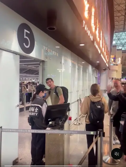 ▲今早霍諾德（如圖）被目擊現身機場，準備搭機離台，立刻引起許多路過民眾搶拍。（圖／＠linmeimei0512授權提供）