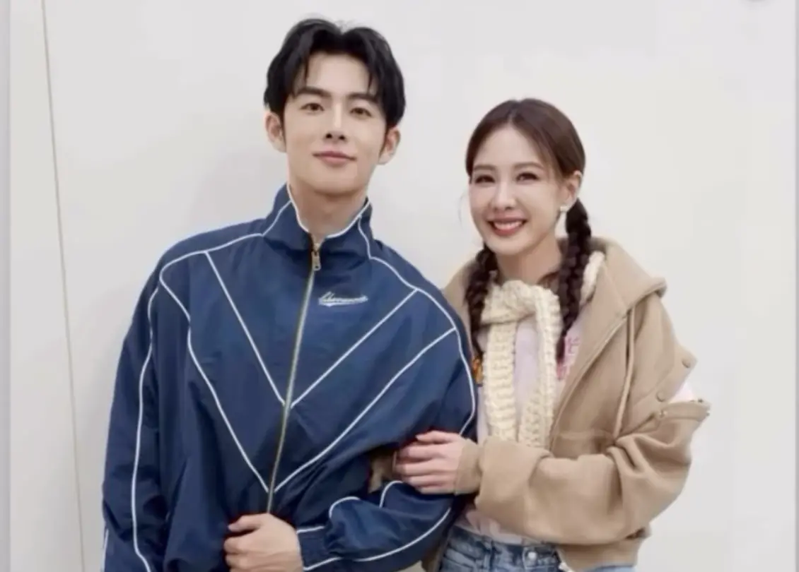 ▲《陽光女子合唱團》阿蘭的麥可現身！扮演律師麥可的蕭子墨（左）在該片映後活動中甜抱「阿蘭」安心亞（右），讓全場觀眾開心喊：「拜託結婚。」（圖／摘自 IG@sswc_movie）