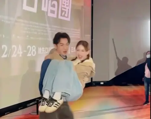 ▲蕭子墨（左）在該片映後活動中公主抱安心亞（右）轉圈圈，在全場觀眾眼前散發粉紅泡泡。（圖／摘自 IG@sswc_movie）