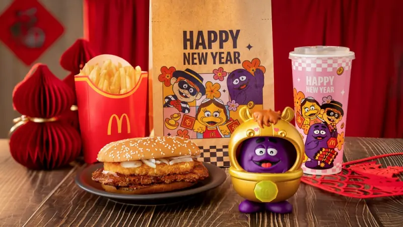 ▲麥當勞買一送一本周速食優惠，中薯、金選咖啡買一送一，免費送薯餅、小杯玉米湯。2026過年必吃金迎招財薯來堡、紅豆派回歸，奶昔大哥、漢堡神偷、大鳥姊姊「好朋友新春變裝秀」12生肖公仔1月28日開賣。（圖／麥當勞mcdonalds.com）
