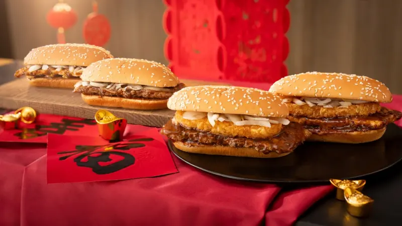 ▲過年想吃素食？各大速食店推出優惠活動，麥當勞透過歡樂送購買「金迎招財薯來堡」，可抽8888發財金，達美樂還有抽1年份免費披薩活動。（圖／麥當勞mcdonalds.com）