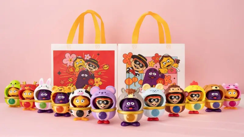 ▲麥當勞12生肖公仔「好朋友新春變裝秀」今開搶奶昔大哥、漢堡神偷、大鳥姊姊，過年愛吃的金迎招財薯來堡、紅豆派回歸；「買一送一」本周速食優惠券，加碼分享歡樂送優惠。肯德基周三咔啦雞腿堡買一送一。（圖／麥當勞mcdonalds.com）