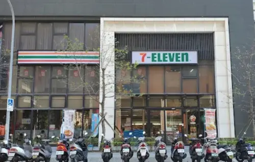 ▲位於新竹東區的「富首門市」有民眾花59元幸運中獎1000萬元，去年11、12月有到此消費的人趕快注意發票。（圖/Google評價）