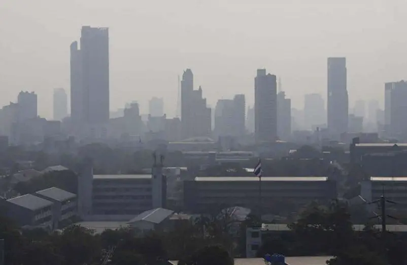 ▲曼谷PM2.5連日偏高，曼谷市府透過手機警示提醒防護，並加強稽查黑煙車與追查外地焚燒煙霾。（圖／翻攝自曼谷郵報）