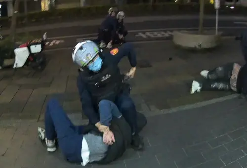 KTV玩遊戲惹不滿！北市超商前爆大亂鬥　嗆警「Who are you啦？」
