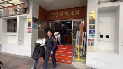 ▲侯姓男子的友人到場關心，沒想到竟演變成和員警爆發口角衝突。（圖／翻攝畫面）