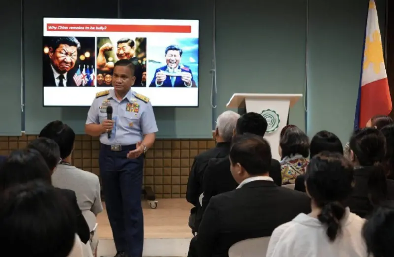 ▲菲律賓海岸防衛隊發言人塔瑞耶拉（Jay Tarriela）因社群貼文惹議，中方召見菲駐京大使抗議。（圖／翻攝自塔瑞耶拉臉書）