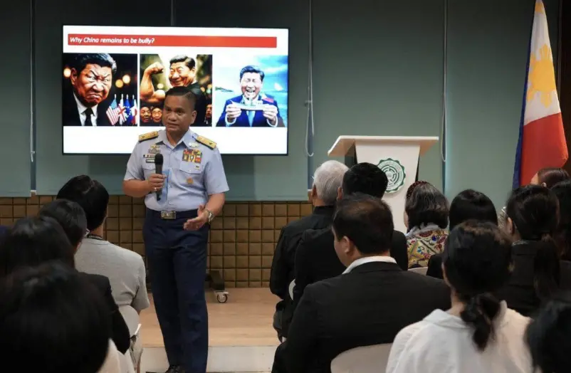 ▲菲律賓海岸防衛隊發言人塔瑞耶拉（Jay Tarriela）因社群貼文惹議，中方召見菲駐京大使抗議。（圖／翻攝自塔瑞耶拉臉書）