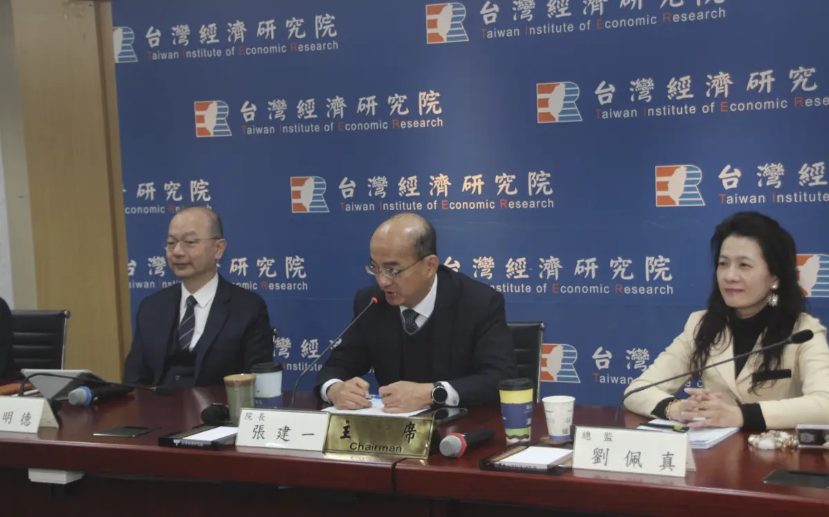 ▲張建一（圖中）表示，去年大家都有點低估整體經濟情勢，而這次上修原因包括民間消費從2%到2.5%，認為關稅拍板後，進口車關稅調降已勢在必行，去年觀望車架的消費者應該會蠢蠢欲動。（圖／記者鍾泓良攝影）