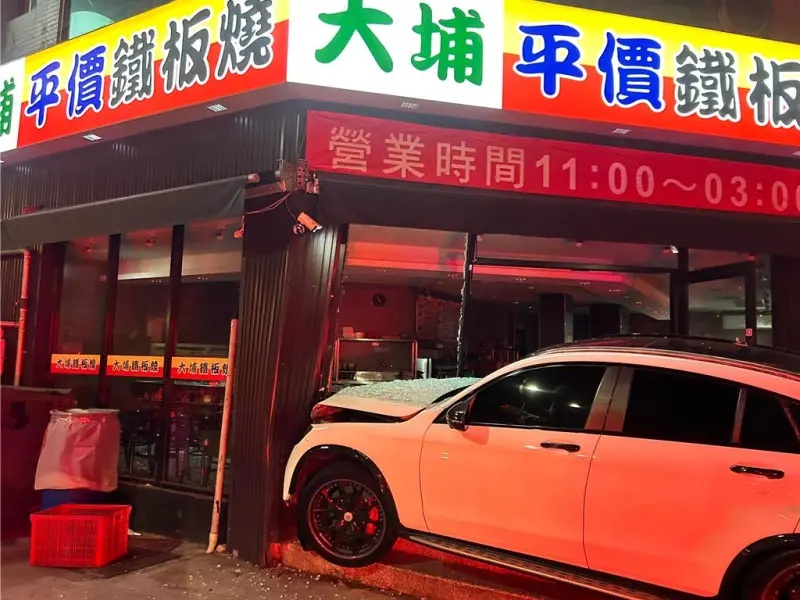 ▲中壢凌晨一賓士車駕駛拒檢逃逸，於市區狂飆，連闖數個紅燈後撞入鐵板燒店。（圖／翻攝畫面）