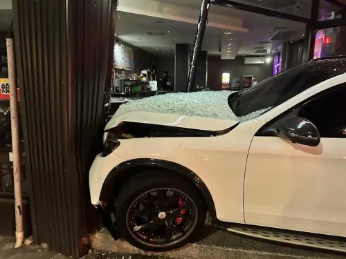 ▲賓士車頭嚴重損毀。（圖／翻攝畫面）