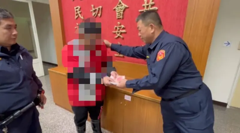 ▲台中警方巡邏撿到外送員遺失的外送箱及萬元餐費，通知外送員林男到派出所領回後，他感動不已瘋狂道謝。（圖／警方提供）