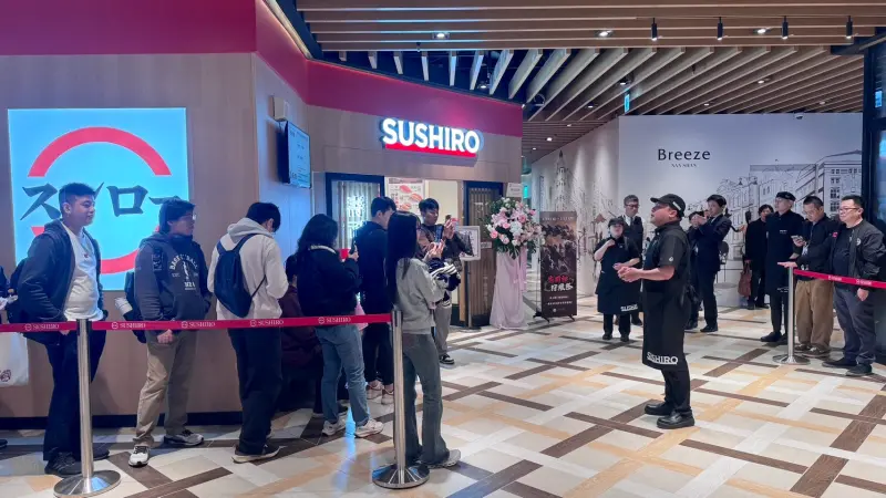 ▲壽司郎微風南山店進駐台北信義區，DIGIRO螢幕迴轉壽司台灣全新店型今（26）日開幕，不到中午現場人潮就排爆。官方表示，「體驗期間5%清潔服務費暫不收取」。（圖／讀者提供）