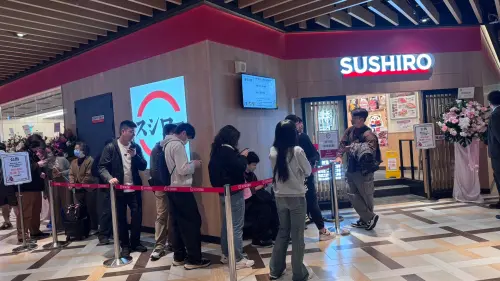 ▲台灣壽司郎微風南山店擁有DIGIRO螢幕迴轉壽司全新店型，今開幕不到中午現場湧出人潮排隊。（圖／讀者提供）