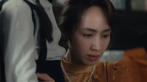 ▲楊玉英年輕版由小薰飾演。（圖／翻攝自YouTube 何樂音樂 PQP MUSIC和洪佩瑜 Pei-Yu Hung）