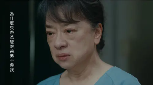 ▲翁倩玉在《陽光女子合唱團》中飾演楊玉英，因害死丈夫、兒子後入獄，女兒對她始終不諒解。（圖／何樂音樂YouTube）