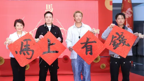 ▲盧秀燕與《玖壹壹》現場揮毫寫出「馬上有錢」。（圖／台中市政府提供，2026.01.26）