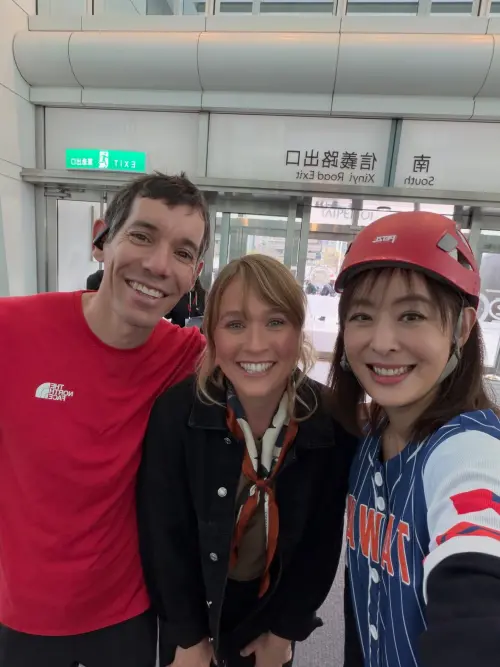 ▲霍諾德（左）成功攀爬101後，竟有民眾也想模仿，對此賈永婕（右）呼籲：「請民眾放棄想要攀爬101大樓的想法。」（圖／賈永婕臉書）