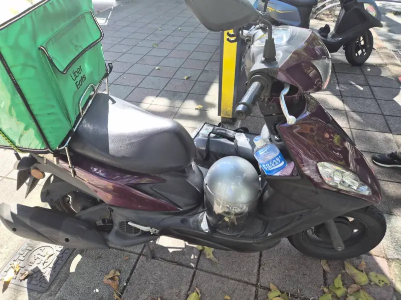 ▲台北市大安區昨（25日）發生一起車禍，一名65歲的盧姓外送員和49歲的莊姓女騎士發生擦撞。（圖／翻攝畫面）