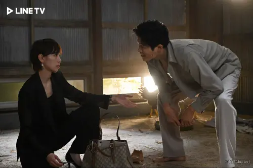 ▲《REBOOT》戶田惠梨香（左）劇中協助鈴木亮平換臉重啟人生。（圖／LINE TV提供）