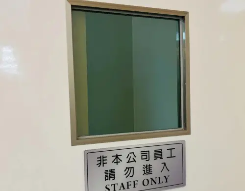 ▲超商店員建議民眾，千萬不要在進出門口照鏡子太久，糗樣可能全被裡頭的店員看光。（圖／Dcard）