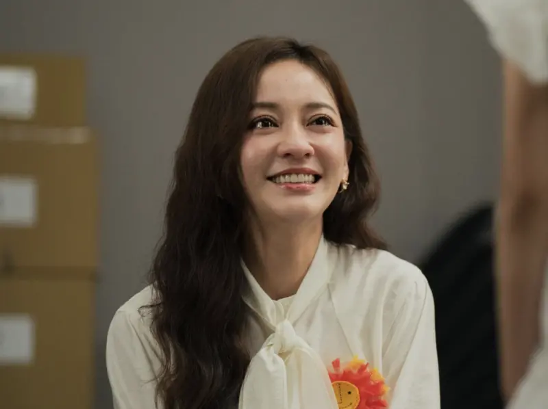 ▲電影《陽光女子合唱團》全台票房突破3億！導演林孝謙先前分享拍攝共花費45天，當中合唱團「音樂會演出」的陳意涵（如圖）重逢女兒橋段僅有10多分鐘，卻拍了足足5天，最後於去（2025）年5月11日殺青，恰巧是母親節當天。（圖／摘自 陽光女子合唱團 臉書粉絲頁）